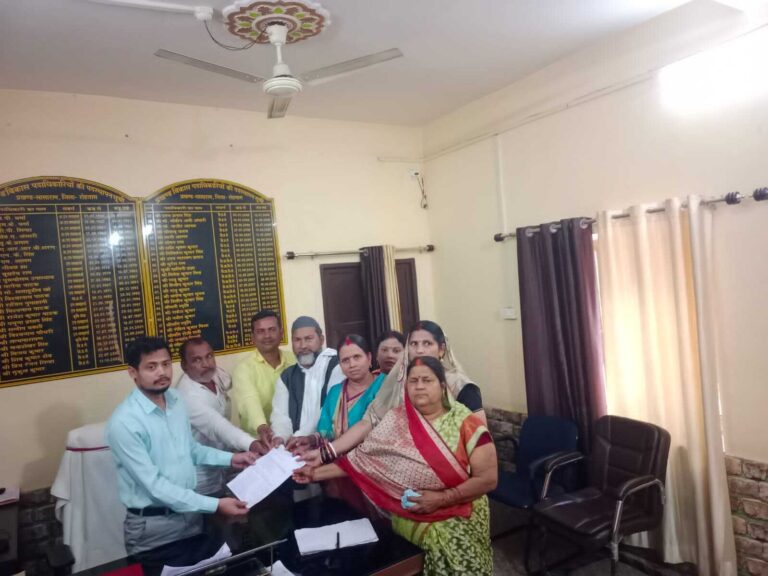 प्रमुख के खिलाफ अविश्वास प्रस्ताव के लिए दिया आवेदन