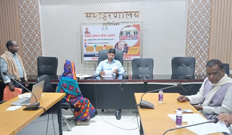 सबका सम्मान-जीवन आसान कार्यक्रम में डीएम ने 14 आवेदनों पर की सुनवाई