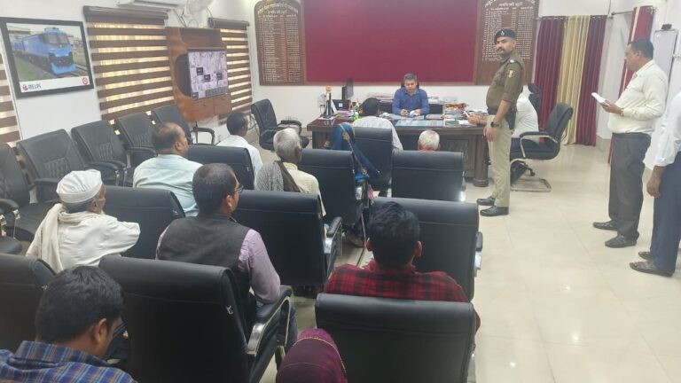 डीएम ने की जनसुनवाई, लोगों को समस्याओं के त्वरित समाधान का दिया आवश्वासन