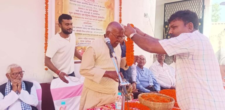 गुरु-शिष्य मिलन समारोह में वयोवृद्ध शिक्षकों को किया सम्मानित