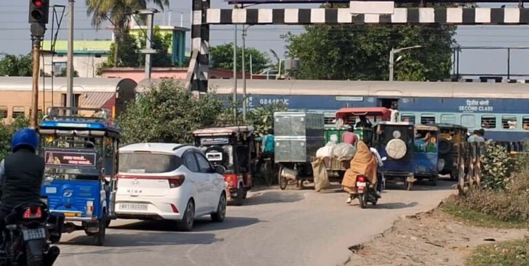 अनुमंडलीय अस्पताल के समीप रेलवे फाटक पर ओवरब्रिज की मांग हुई तेज