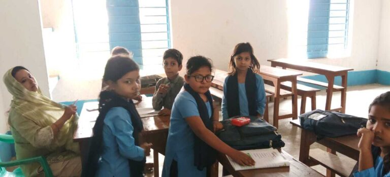12 बजे तक नहीं बनी बच्चों की उपस्थिति, एमडीएम भी नहीं पका