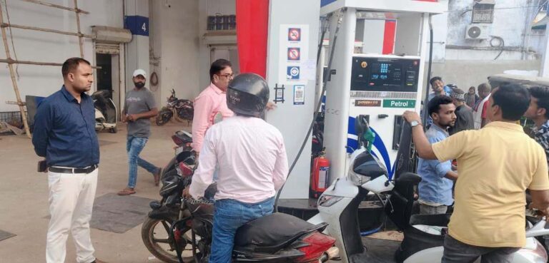 पेट्रोल-डीजल के ब्लैक में बेचने की सूचना पर अधिकारियों ने की पेट्रोल पंपों की जांच