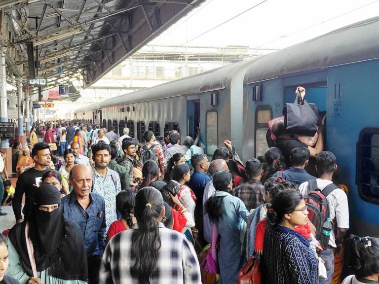 होली के बाद वापसी को लेकर ट्रेनों में रेल यात्रियों की बढ़ी भीड़