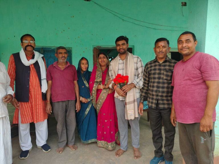 चकाई के लाल मुकेश बने आइएएस, यूपीएससी परीक्षा में हासिल किया 465वां रैंक