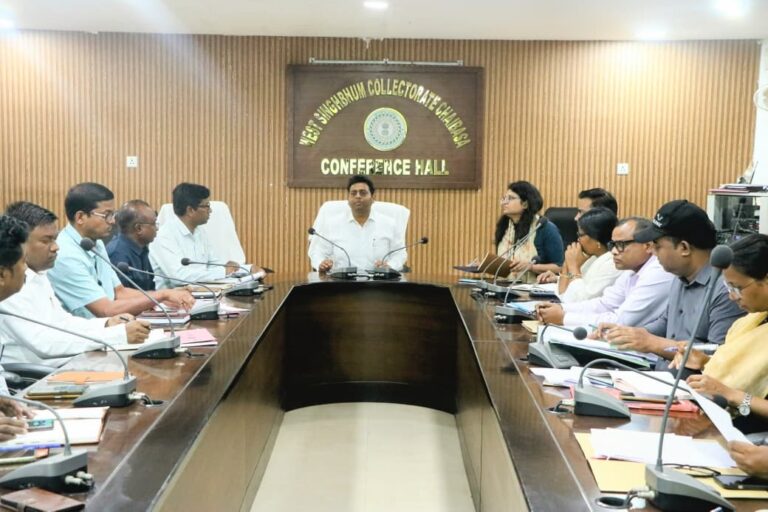 Chaibasa News : दाखिल-खारिज के लंबित मामले एक सप्ताह में निपटायें : डीसी