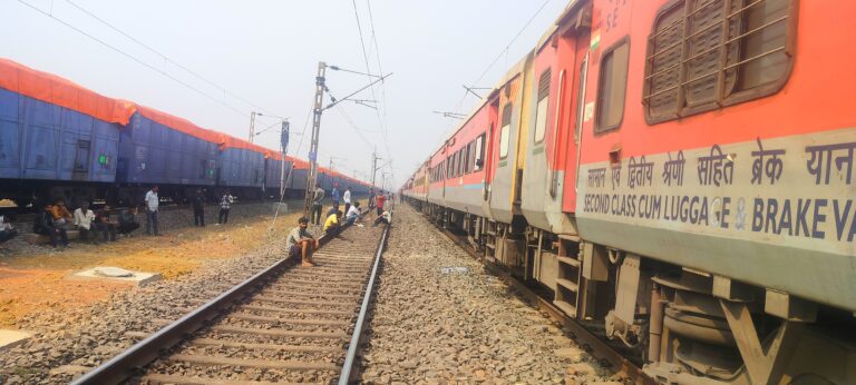 Chaibasa News : रेलवे का टॉर्चर : 4.30 घंटे में सीकेपी से टाटा पहुंची गीतांजलि एक्सप्रेस