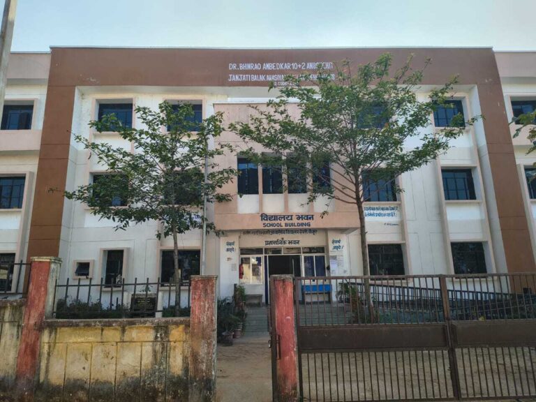 करोड़ों का बजट, फिर भी गंदगी के बीच रहने को विवश आंबेडकर आवासीय विद्यालय के छात्र