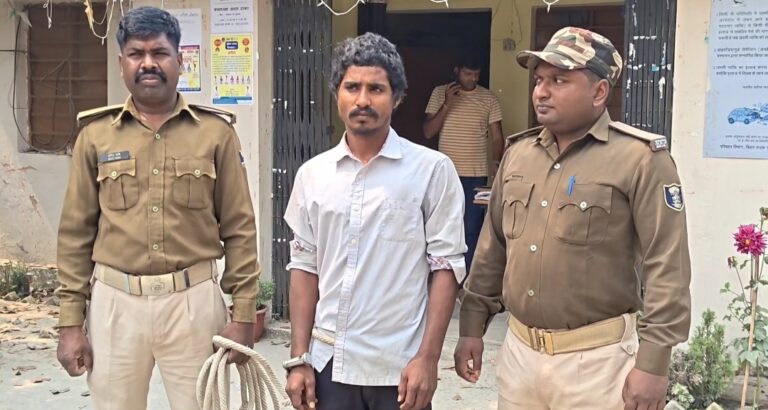 छेड़छाड़ करने के आरोप में एक, शराब पीने में दो गिरफ्तार