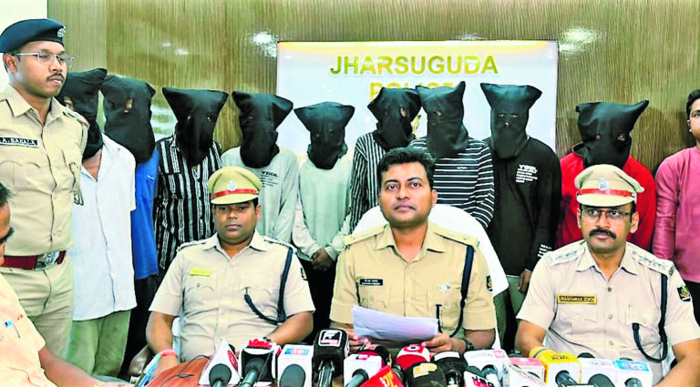 Jharsuguda News: लैयकेरा डकैती मामले में नौ आरोपियों को किया गिरफ्तार, सोना-चांदी के आभूषण, नकद रुपये बरामद