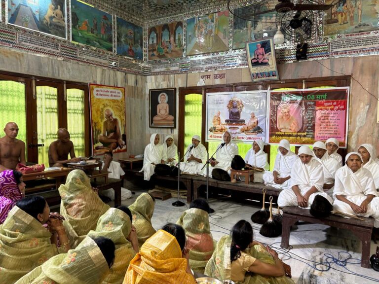 Deoghar News : जैन मंदिर में मनाया गया आचार्य समय सागर जी का मुनि दीक्षा दिवस