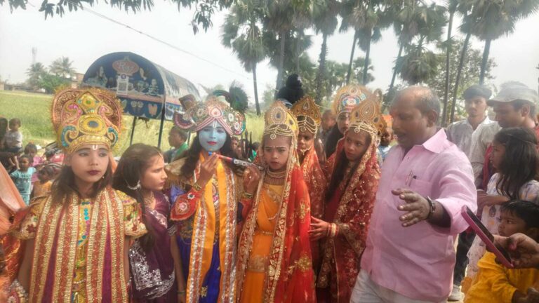 श्रीमद् भागवत कथा ज्ञान सप्ताह यज्ञ को ले निकाली गयी कलश शोभायात्रा