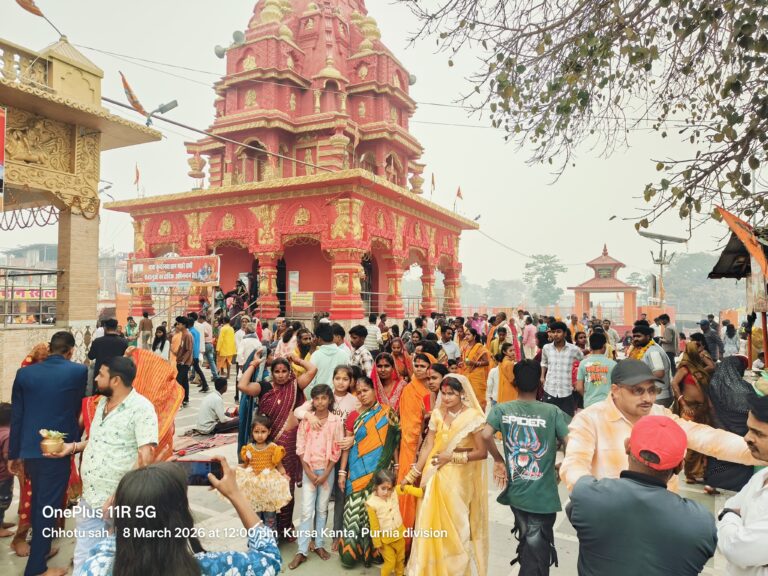 हजारों श्रद्धालुओं ने किया जलाभिषेक