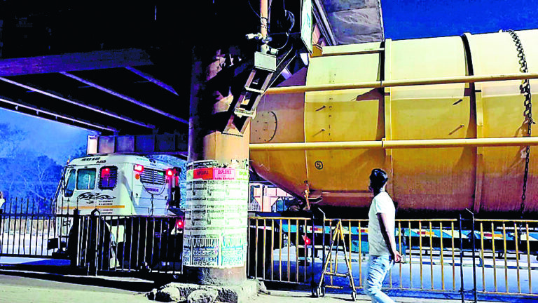 मेनगेट फ्लाइओवर में फंसा कंक्रीट मिक्सिंग वैन, जाम रहा जीटी रोड