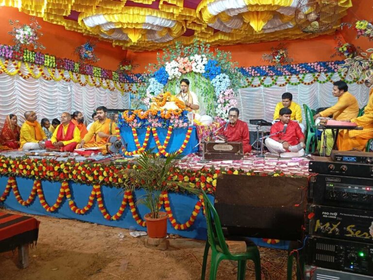 जीवन में सफल होना है, तो अहंकार व इंद्रियों पर करें नियंत्रण : कथावाचक