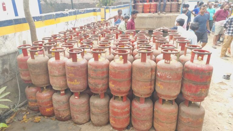 एलपीजी की किल्लत के अफवाहों से वीरपुर में गैस के लिए लग रही लंबी कतारें