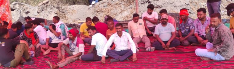 पिपरवार में भाड़ा वृद्धि  को लेकर धरने पर बैठे ट्रक मालिक