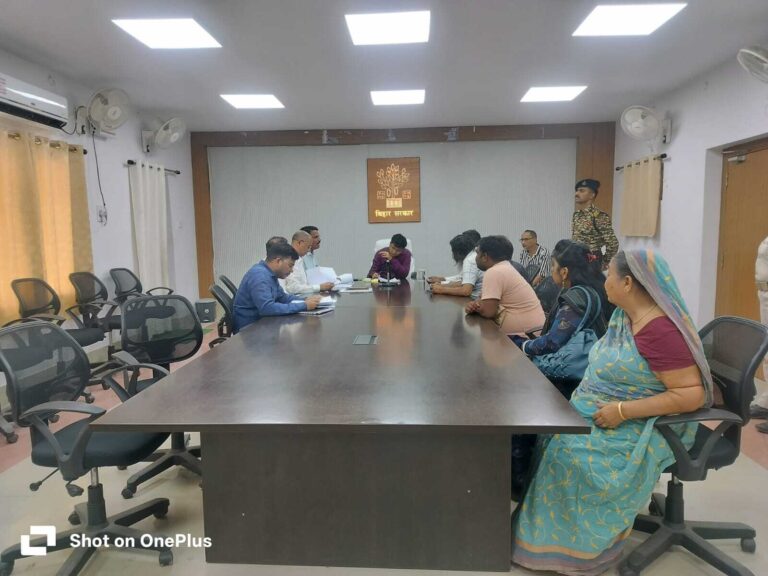 डीएम ने जनसुनवाई के दौरान सुनी फरियादियों की समस्या
