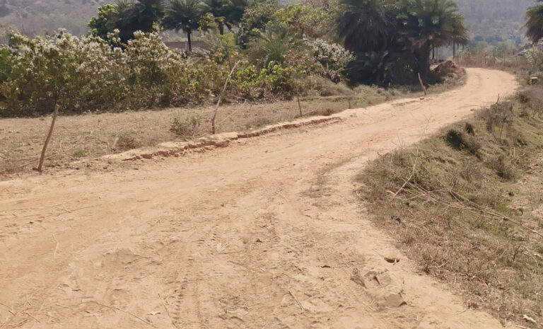 सड़क का काम अधूरा छोड़ ठेकेदार फरार, ग्रामीण आक्रोशित
