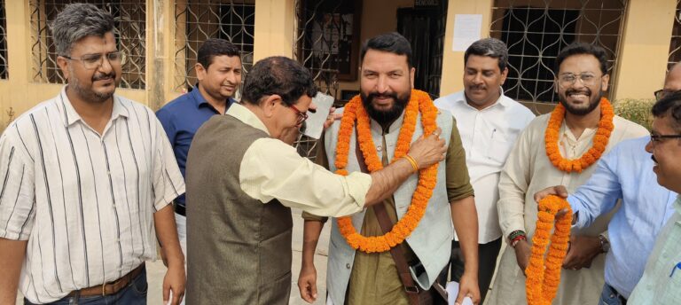 डॉ अनिल ने दो सेटों में किया नामांकन