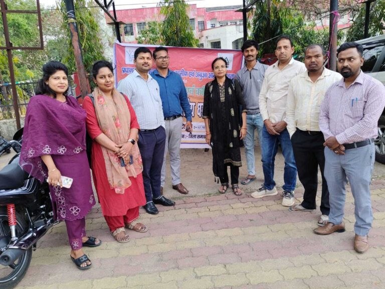 हड़ताल पर गये आवास योजना के संविदाकर्मी