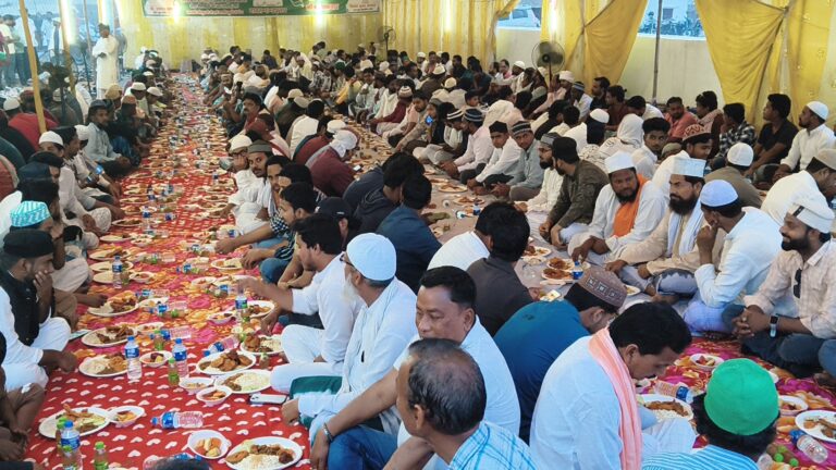 दावते इफ्तार में दिखी गंगा-जमुनी तहजीब, बड़ी संख्या में जुटे लोग