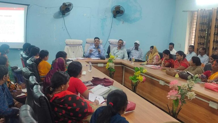 एक सप्ताह के अंदर हर घर पर स्टिकर लगायें : बीडीओ