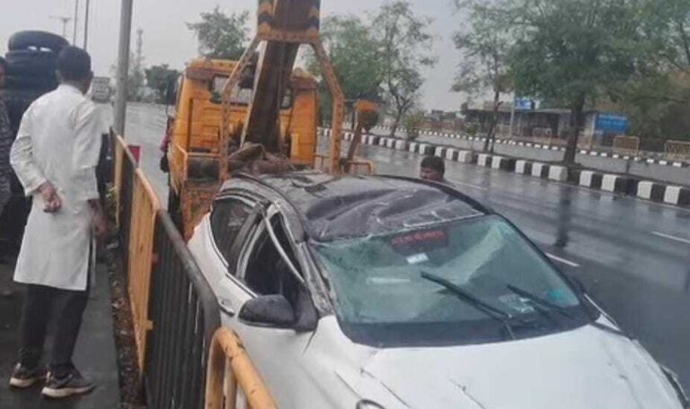 Giridih News :ट्रक ने कार में  मारा धक्का, एक की मौत, तीन घायल