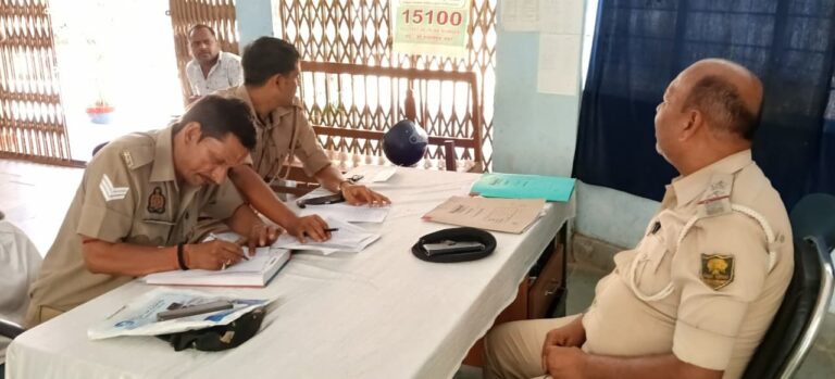 फरार आरोपितों के घर यूपी पुलिस ने चिपकाया इश्तेहार