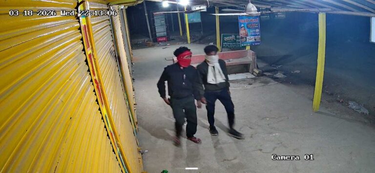 पंखा चुराते सीसीटीवी कैमरा में कैद हुआ चोर