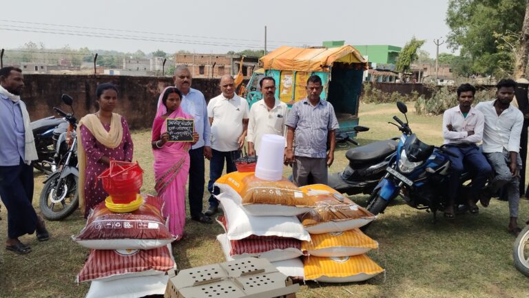 नारायणपुर में 18 लाभुकों को दिया गया मुर्गी का चूजा