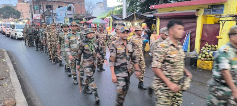 Giridih News :शहर में निकला फ्लैग मार्च, शांति से पर्व मनाने की अपील