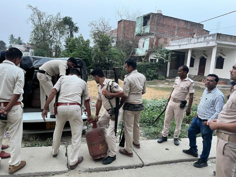 एसडीएम ने सिलिंडर की कालाबाजारी को लेकर की छापेमारी
