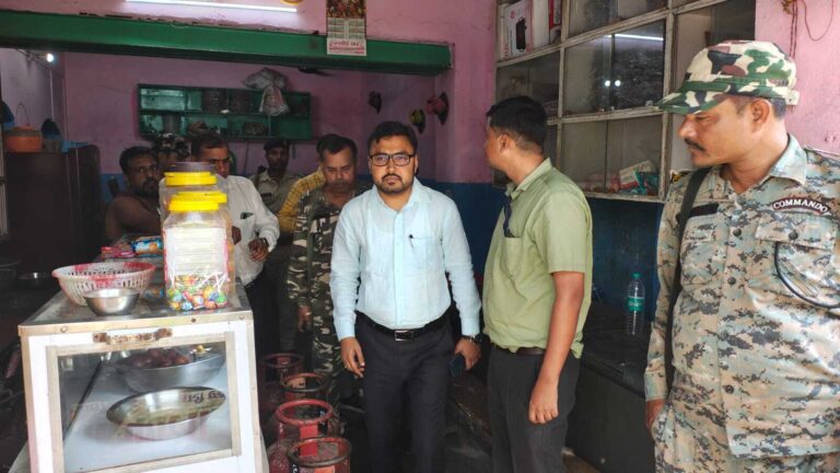 व्यवसायिक प्रतिष्ठानों से घरेलू सिलिंडर का हो रहा थ उपयोग, एसडीओ ने किया जब्त