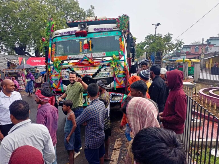 हाइवा व कार में टक्कर, कोई हताहत नहीं