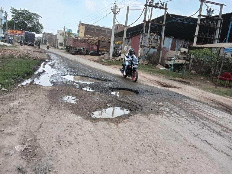 सड़क से ऊंचा नाला निर्माण से हो रहा जलजमाव, उभर रहे गड्ढे