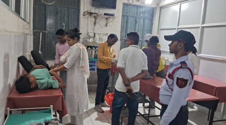 इ-रिक्शा पलटने से दो किशोर घायल, एक रेफर