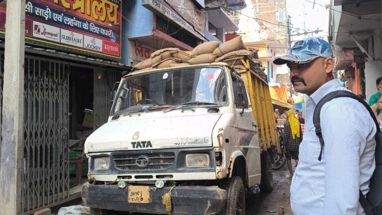 ओवरलोड खाद्यान्न पिकअप संग्रामपुर बाजार में फंसा, घटों लगा रहा जाम