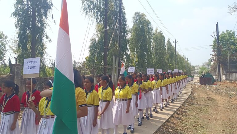 Deoghar news : शहीद दिवस पर कस्तूरबा की छात्राओं और युवाओं ने निकाली पदयात्रा
