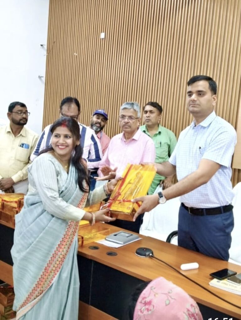 सोहथा उत्तरी पंचायत टीबी मुक्त घोषित, डीएम ने मुखिया को किया सम्मानित