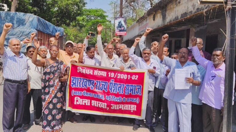 पेंशनरों ने मनाया काला दिवस, पेंशन वैधता अधिनियम-2025 वापस लेने की मांग