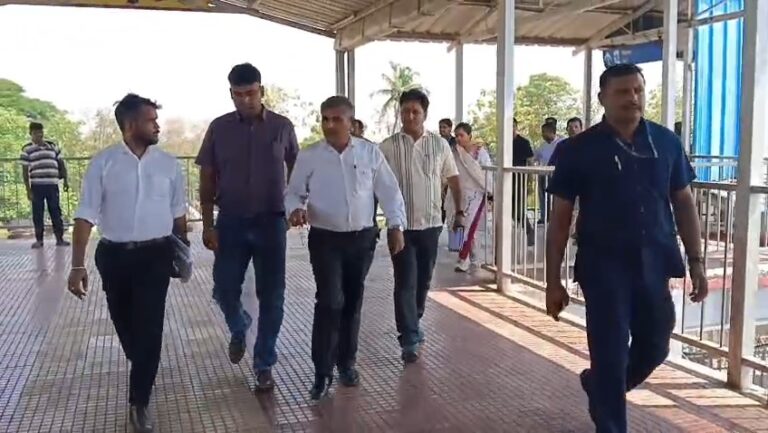 Deoghar news : डीआरएम पहुंचे मधुपुर, मिनी कंट्रोल रूम व तकनीकी सिस्टम की कार्यप्रणाली का लिया जायजा