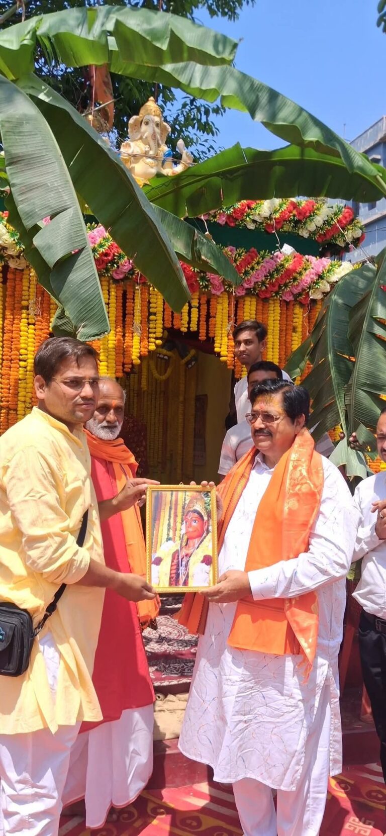रामनवमी पर ध्वजा चढ़ाने उमड़ी लोगों की भीड़