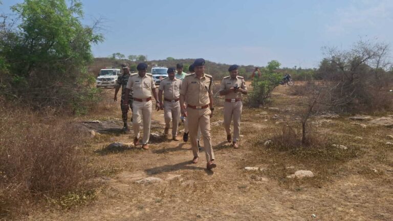मांझर कुंड पहाड़ी पर पेड़ से लटका मिला युवक का शव