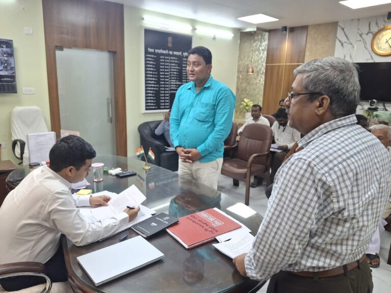 जनता दरबार में प्राप्त शिकायत को समयबद्ध व पारदर्शी तरीके से निष्पादन करने का डीएम ने दिया निर्देश