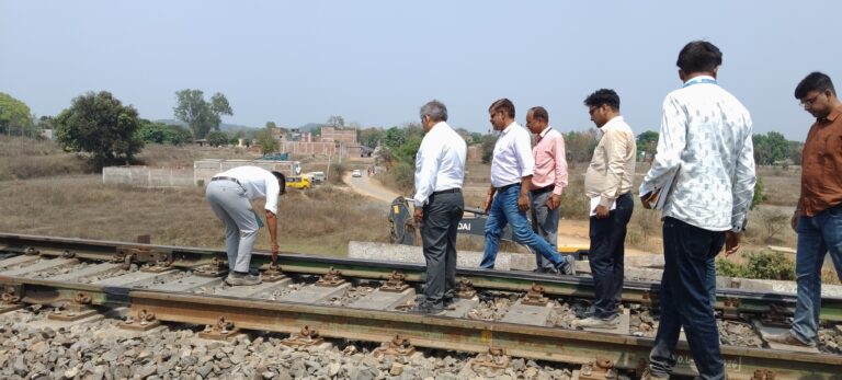 टेलवा ब्रिज का निरीक्षण कर लौट गये डीआरएम, समस्या लेकर इंतजार करते रह गये ग्रामीण