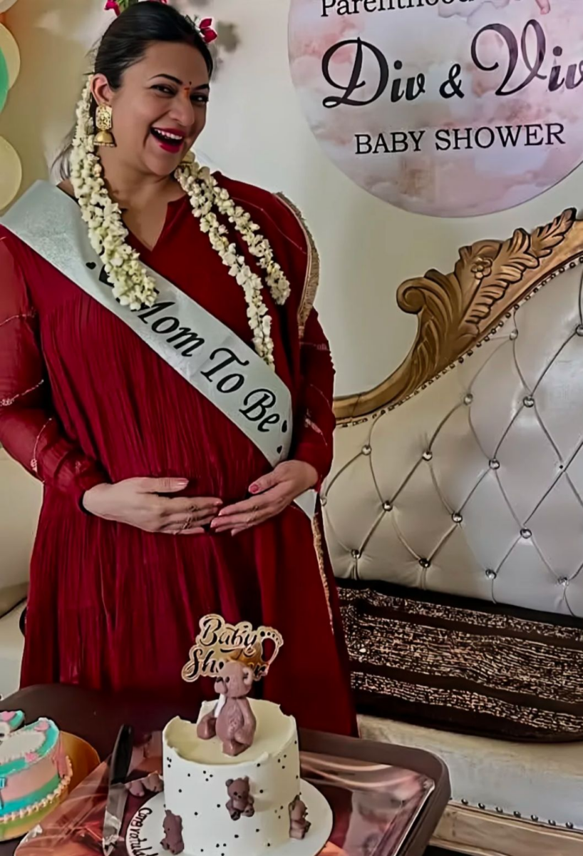 ‘मॉम टू बी’ दिव्यांका त्रिपाठी ने फ्लॉन्ट किया प्रेग्नेंसी ग्लो, बेबी शॉवर की तस्वीरें सोशल मीडिया पर छाईं 1 Image 243