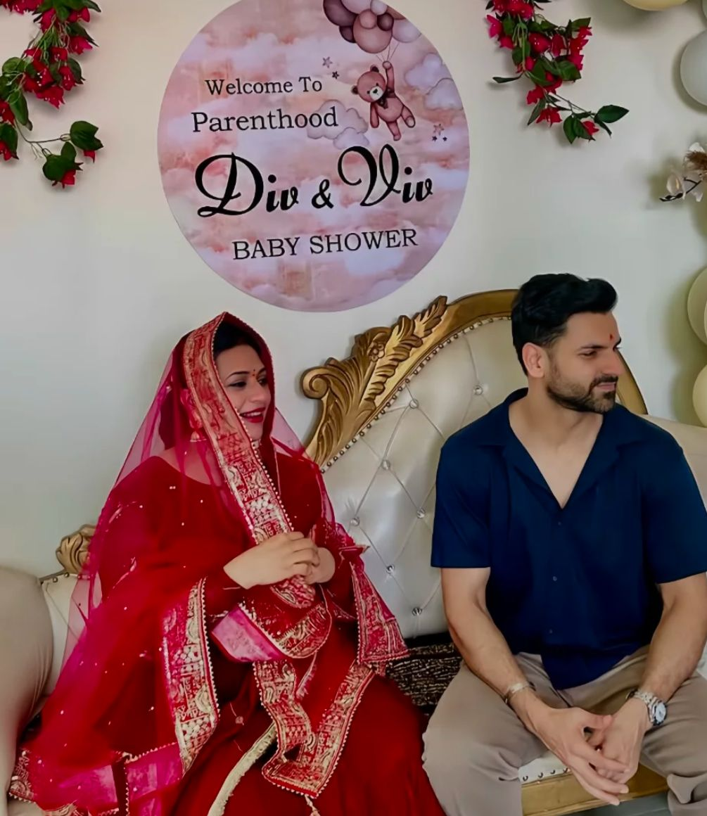 ‘मॉम टू बी’ दिव्यांका त्रिपाठी ने फ्लॉन्ट किया प्रेग्नेंसी ग्लो, बेबी शॉवर की तस्वीरें सोशल मीडिया पर छाईं 5 Image 244