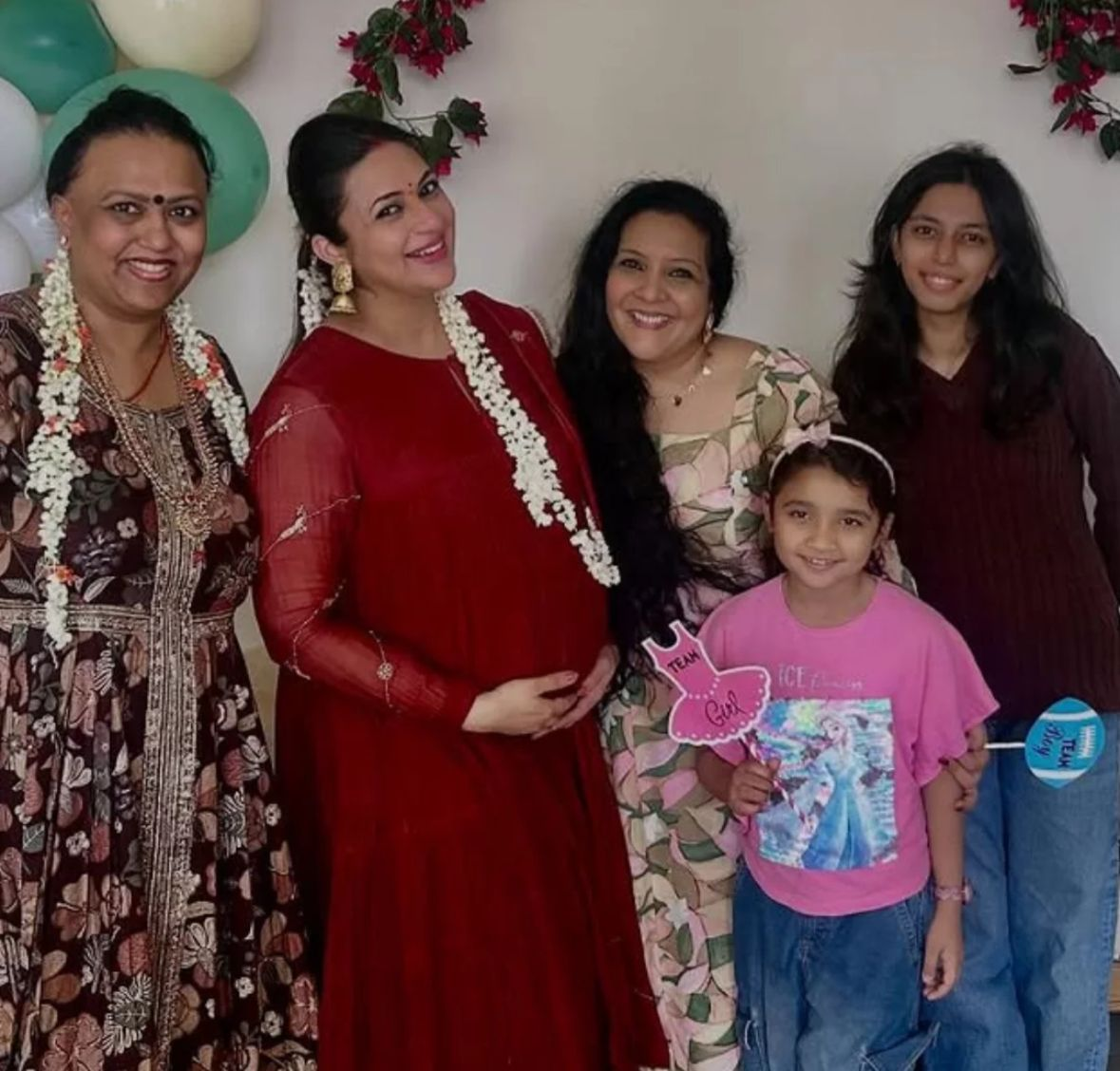 ‘मॉम टू बी’ दिव्यांका त्रिपाठी ने फ्लॉन्ट किया प्रेग्नेंसी ग्लो, बेबी शॉवर की तस्वीरें सोशल मीडिया पर छाईं 2 Image 246
