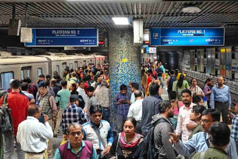 होली के दिन कोलकाता मेट्रो का बदला टाइमटेबल, जानें कौन सी लाइन पर कब चलेगी ट्रेन